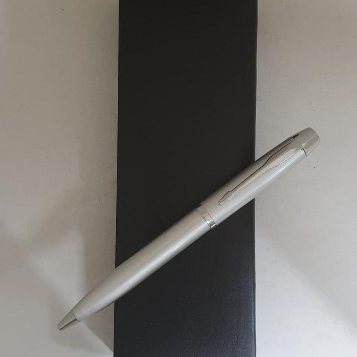 

Pulpen Free Grafir Nama Warna Silver Eksklusif dengan Box