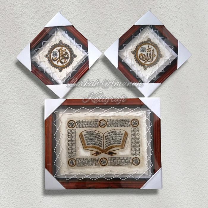 

KALIGRAFI KULIT KAMBING MOTIF KITAB 3in1 45cmx35cm