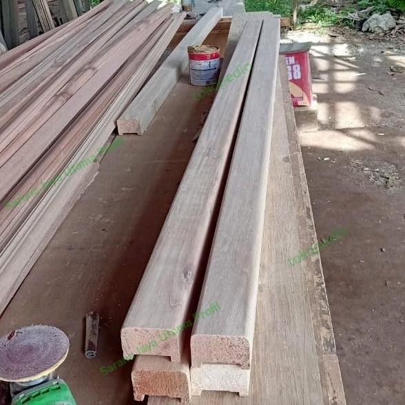 Railing tangga kayu *