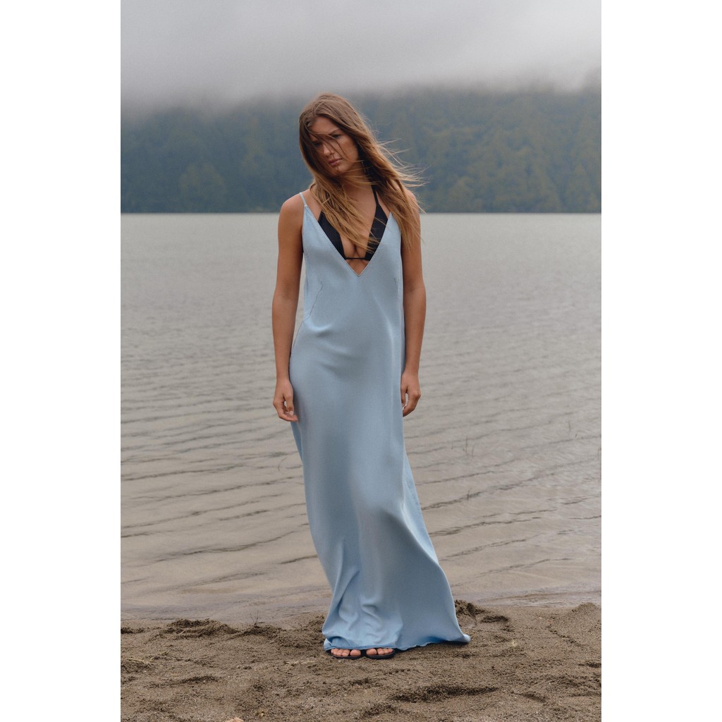 ZARA GAUN MIDI BAHAN JATUH Gaun midi terbuat dari kain luwes