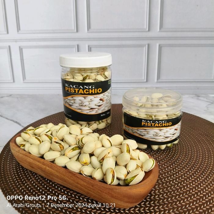 

Kacang pistachio merk salma Kemasan Toples.
