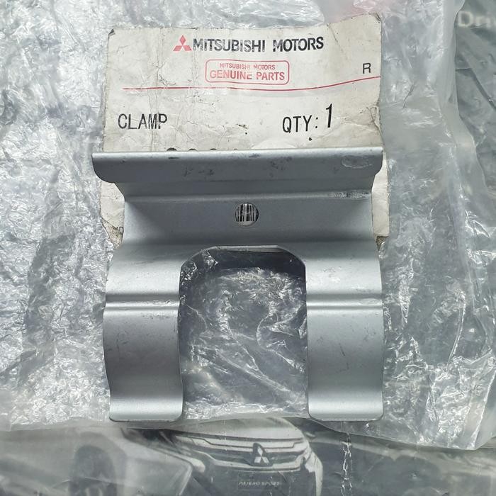 Braket Nozzle Headlamp Washer Asli Mitsubishi Pajero Sport