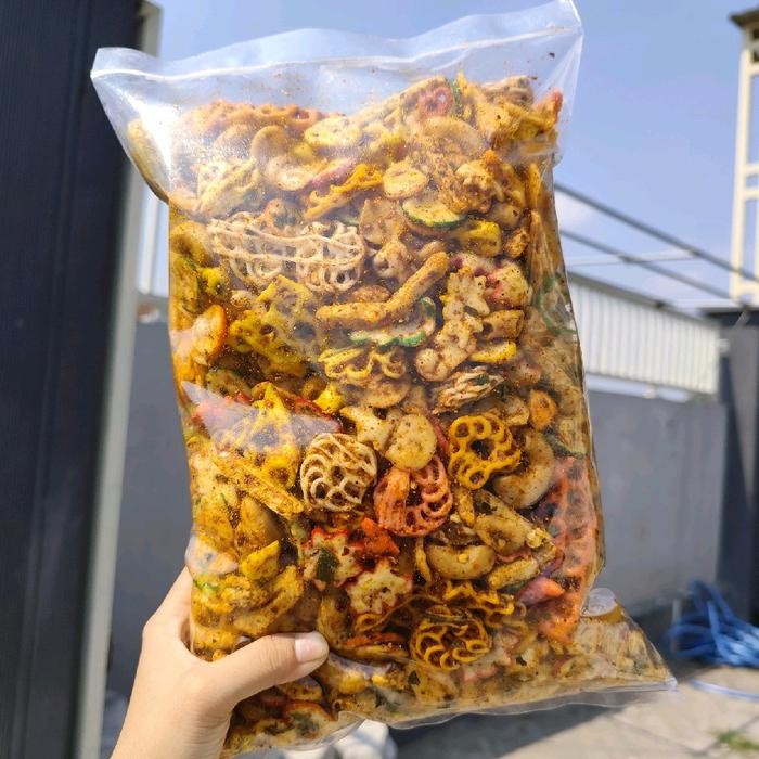 

PREMIUM [1KG] KERUPUK SEBLAK CAMPUR MIX CIKRUH PEDAS DAUN JERUK Food Kering Snacks Krupuk Keripik