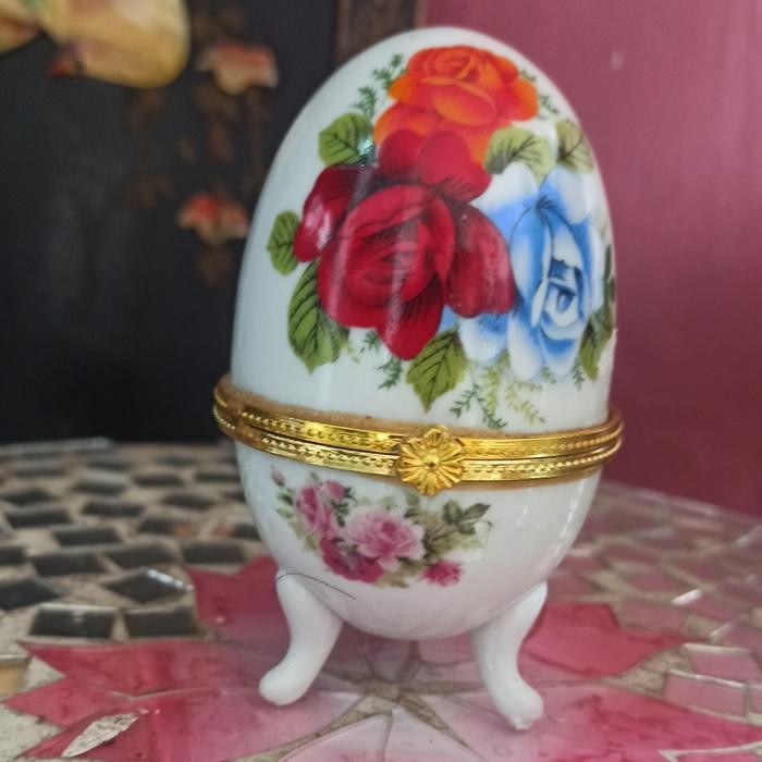 Kotak Telur porselen berkaki tiga motif bunga Vintage Tinggi :10 cm Kode 460