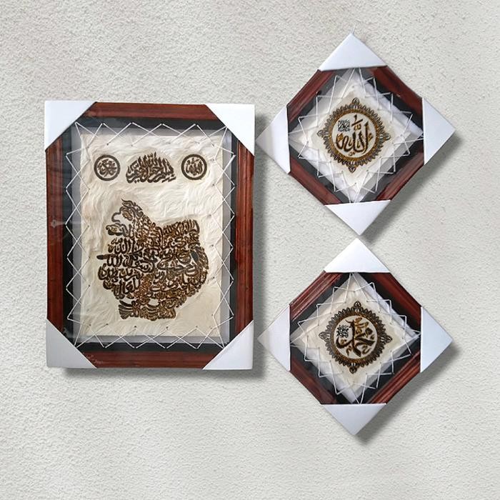 

KALIGRAFI KULIT KAMBING MOTIF SEMAR 3in1 45cmx35cm