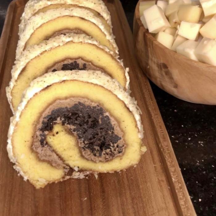 

OR6T Bolu Gulung Medan Rasa Coklat Topping Keju ( Pendek ) When Cake