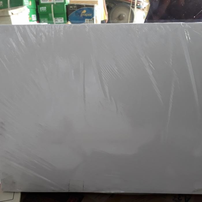 

BC / manila/ kertas gambar 200 gram ukuran A3 atau A3+ isi 100 lembar