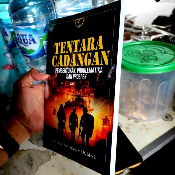 

SALE !!! BUKU TENTARA CADANGAN PEMBENTUKAN, PROBLEMATIKA, DAN PROSPEK- DR AGUS READYY