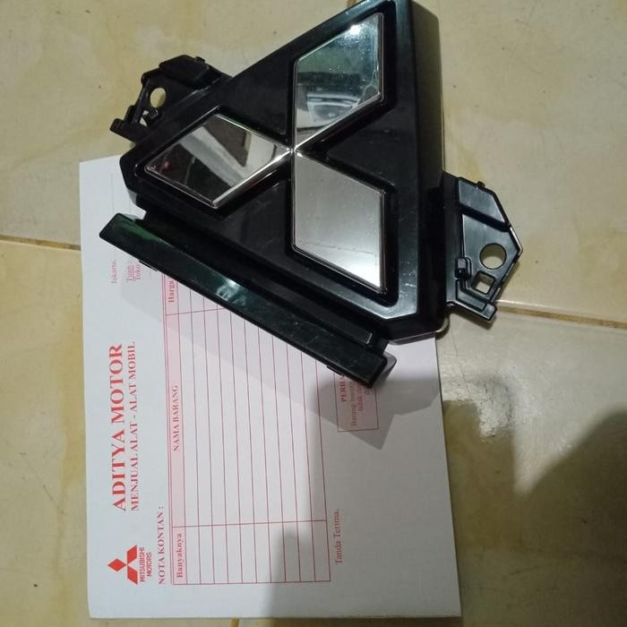 emblem logo merk tiga berlian new xpander cross 2021-2024