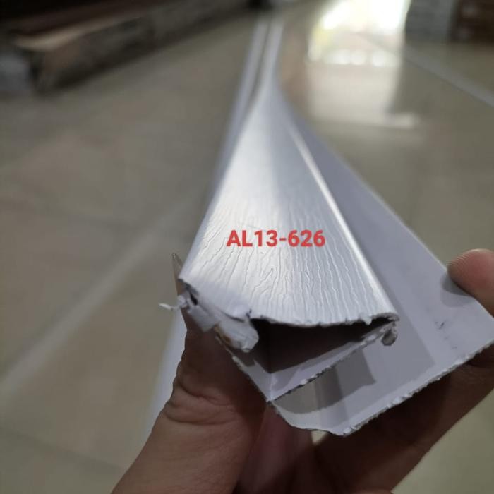 Lis Laminate Putih Serat Kayu