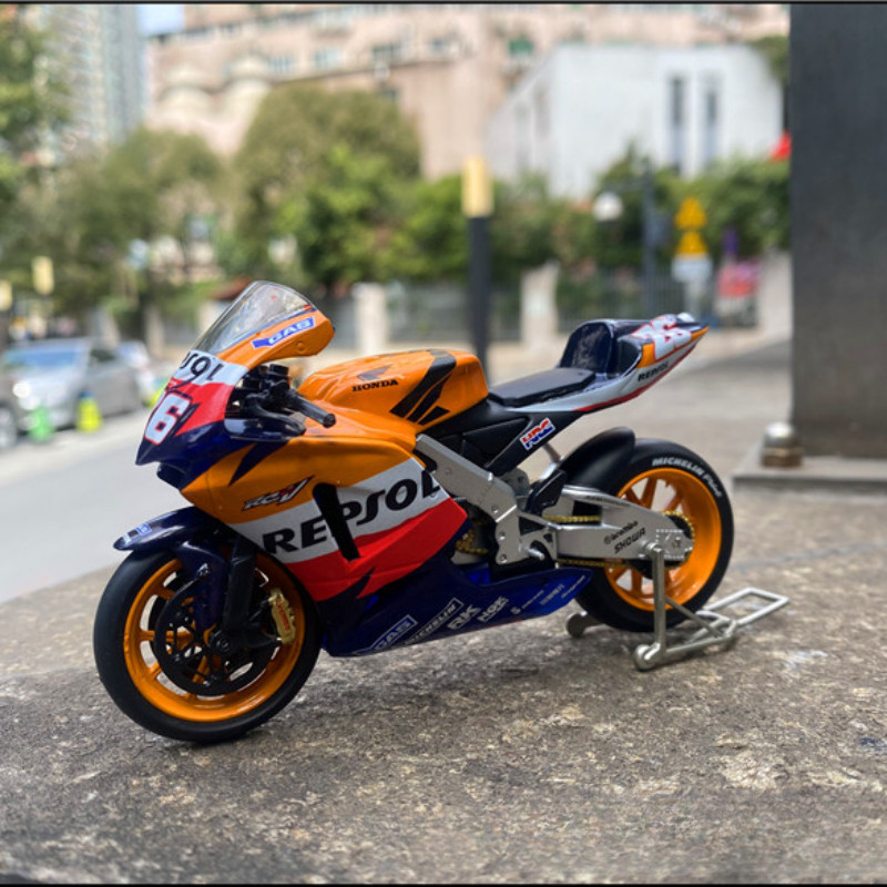 Diecast 1/18 Scale Honda Rc211 2006 And Yamaha Yzr M1 Motorcycle Alloy Emulation Car Delicacy Model