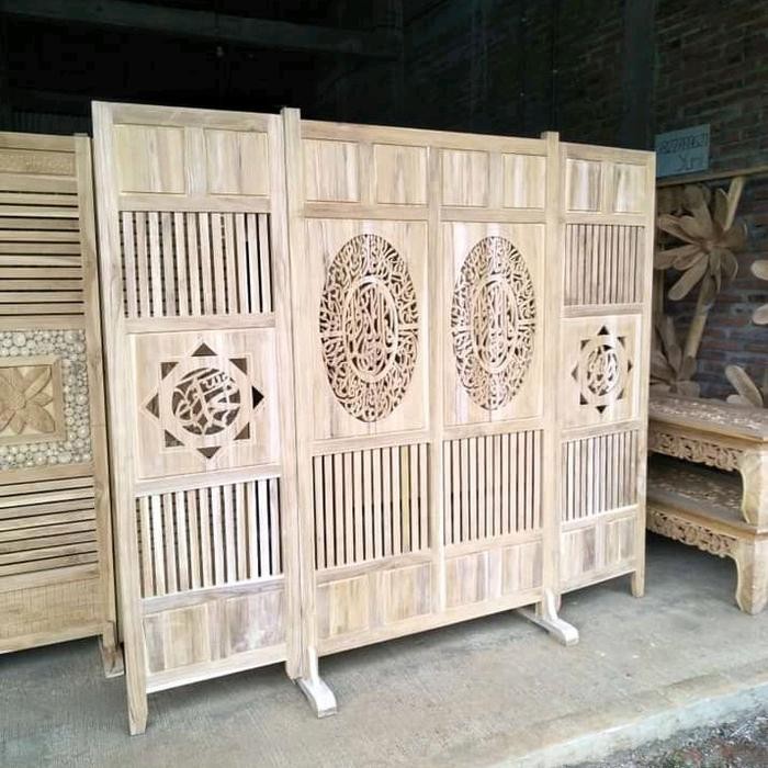 PENYEKAT RUANGAN KAYU JATI UKIR KALIGRAFI