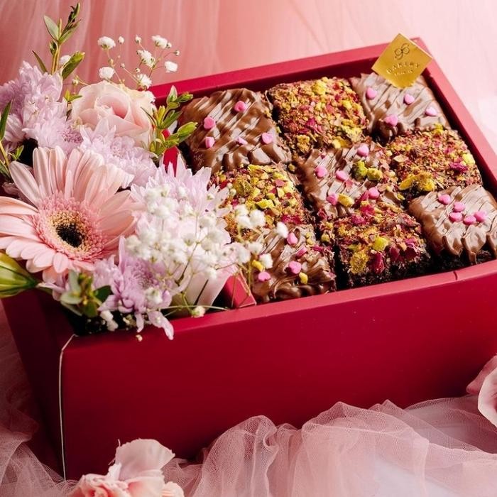 

Kado Hadiah Parcel Hamper Valentine Gift Box Brownies + Bunga Asli