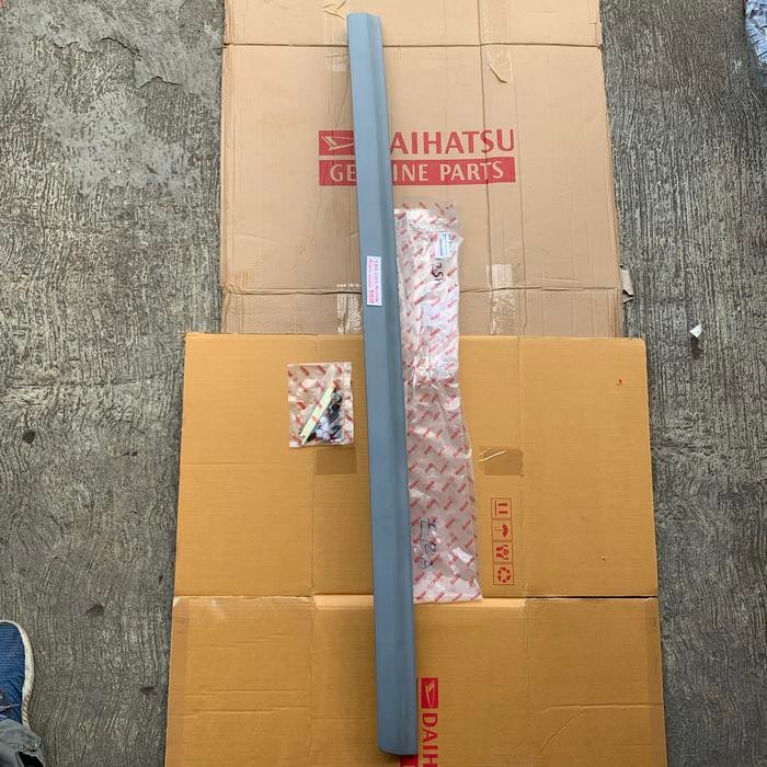 Garnish List Pintu Bagasi Luxio