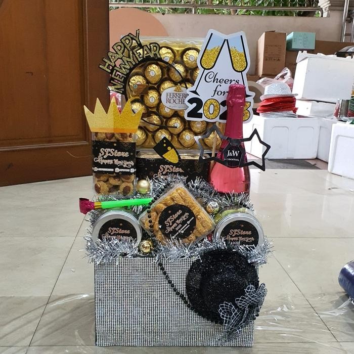 

Paket Dekorasi Hampers Tahun Baru Parcel Hadiah Kue Kering 007