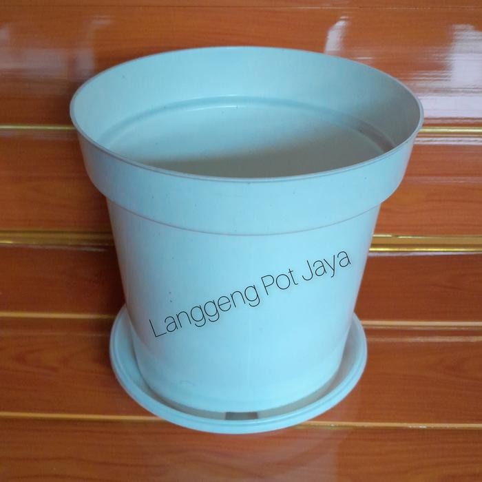Pot Tanaman Plastik Putih 20Cm + Tatakan Putih 20Cm
