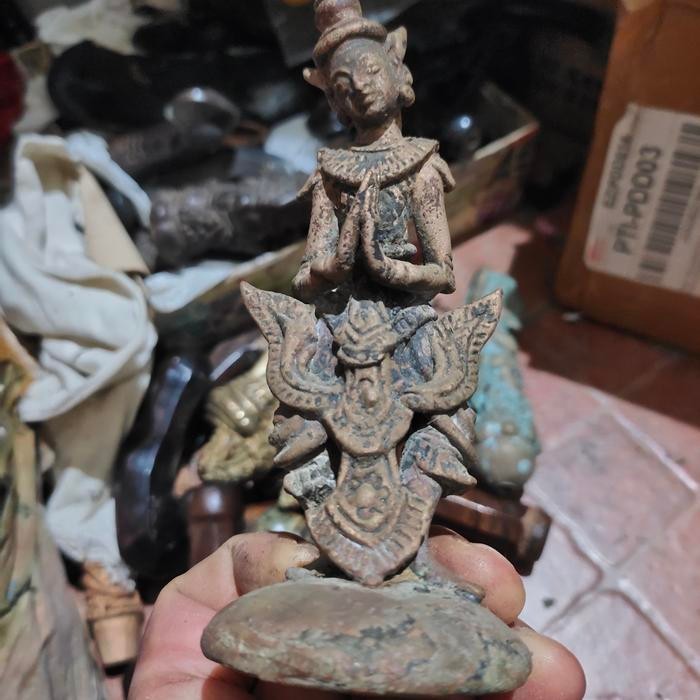 patung perunggu kuno *