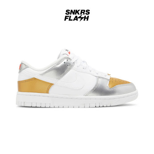 NIKE DUNK LOW SE GOLD WHITE SILVER UNIVERSITY RED Sepatu Sneakers Wanita - DH4403700