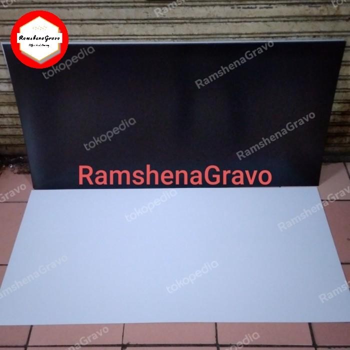 

Ready Gravoply Hitam Teks Putih 60X120Cm Tebal 1.5Mm Bahan Grafir