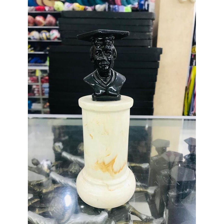 Patung Wisuda Kaki Marmer