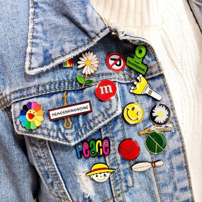 TERLARIS GD Pin Metal Badge Fashion Daisy Smiley Pattern Brooch Clothes PMO Bags Accesses Bros