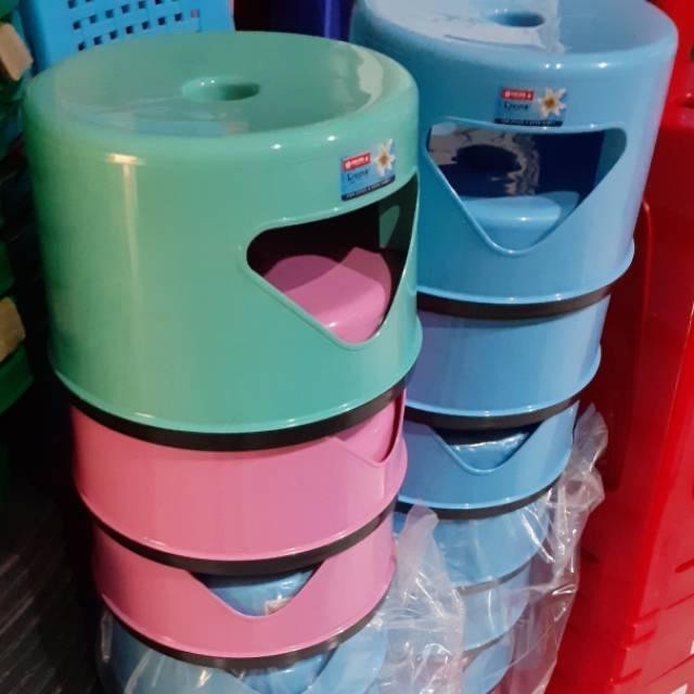 KURSI BUNDAR LION STAR. BANGKU KECIL PLASTIK. iy *