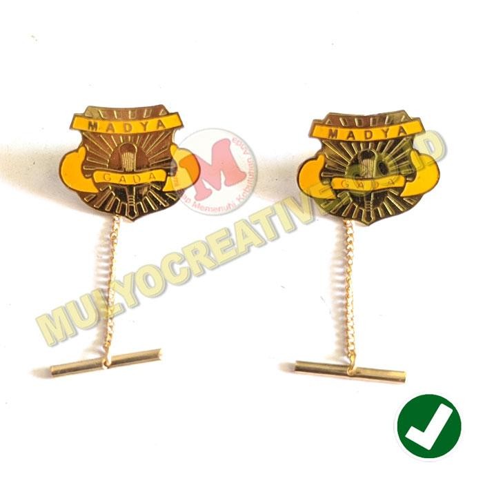 

Pin Bros Krah Satpam Pengait Jambu Rantai Pin Kerah Gada Madya PREMIUM