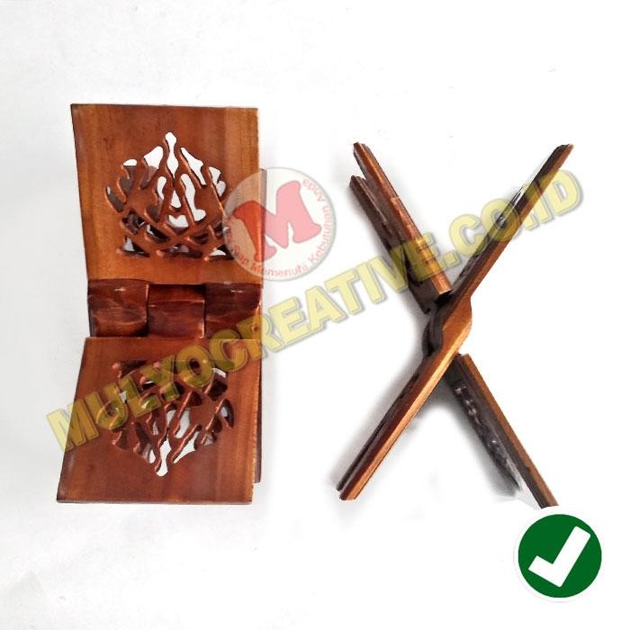 

Meja Baca Al Quran Tatakan Mengaji Quran Rekal Quran Ukir Kecil Murah PREMIUM