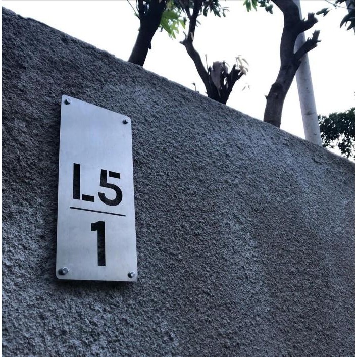 Nomor Rumah Stainless Steel Ukuran 45 x 32 cm Acrylic Putih Susu