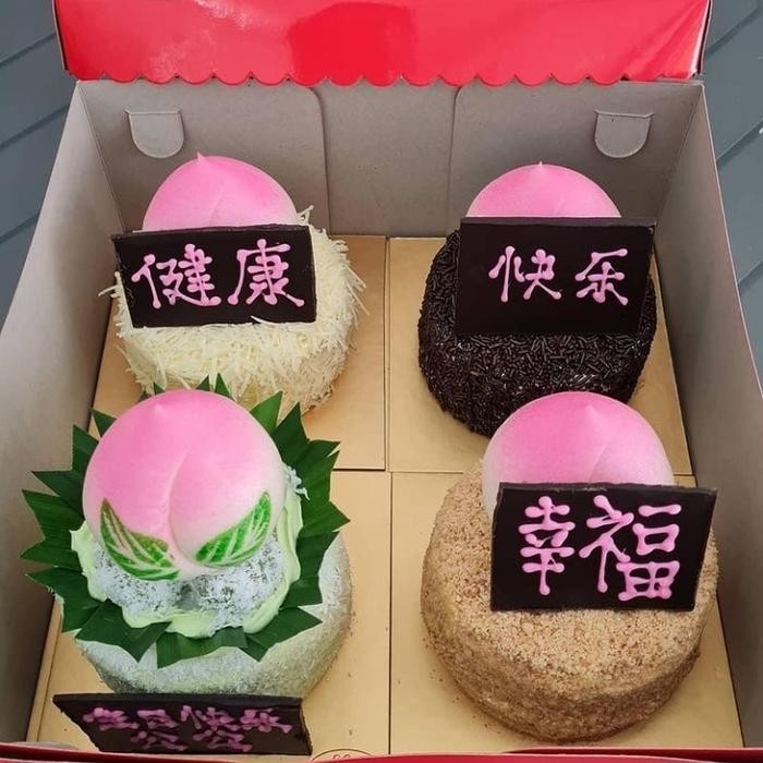 

Medium Size Birthday Cake - Klepon / Ceres / Keju / Nenas Nougat/Mocca