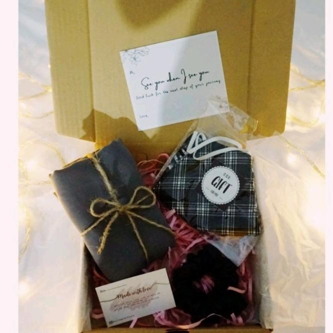 

Hampers Hijab Parcel Gift Box Wisuda / Hadiah Ultah