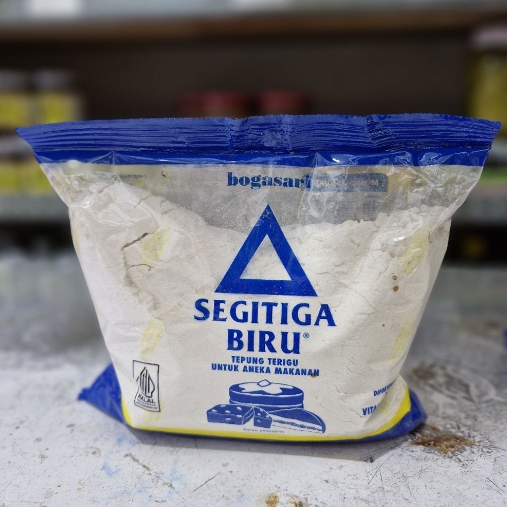 

Tepung Terigu Segitiga Biru Ecopack Bogasari 500 gr | Tepung Segitiga Biru 500gr | Tepung Terigu Premium Bogasari Ecopack