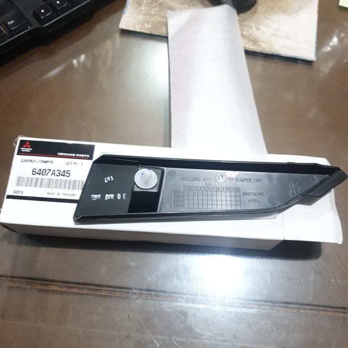 Garnish List Bumper Depan Bawah Kiri Triton Hdx 2022 6407A345