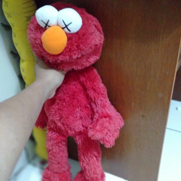 boneka elmo sesame street original kaws uniqlo