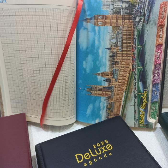 

Terlaris- Buku Agenda Tahunan Deluxe 2025 / Buku Catatan Harian A5