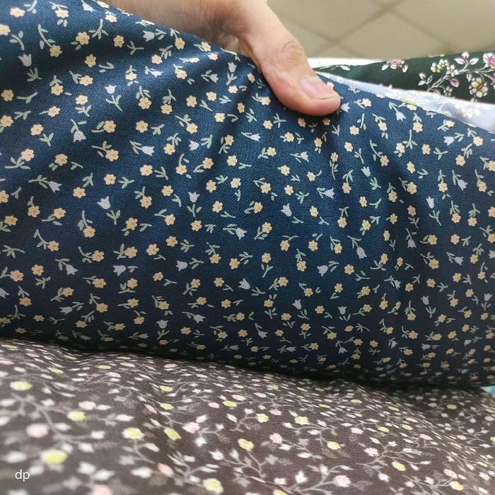 

katun Jepang motif bunga navy blue - kain katun seri biru Dongker - bahan cotton 100%