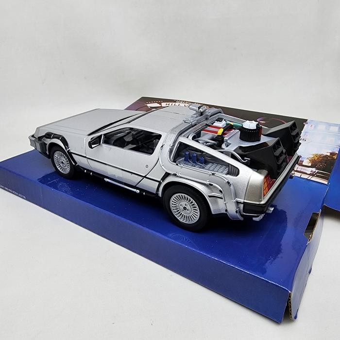 Diecast Delorean Time Machine Back To The Future 2 Welly 1:24