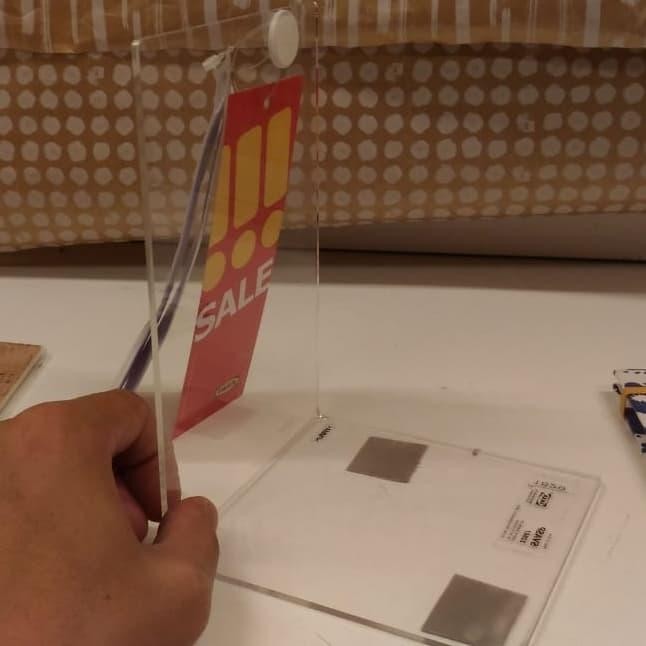 

Penahan Pembatas Susunan Buku Bahan Akrilik 12X17.5Cm Buku Lemari