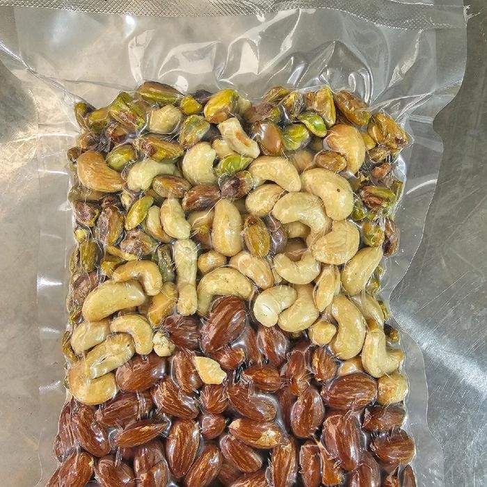 

MIX ROASTED 3 MACAM 300gram ALMOND, PISTACHIO KUPAS & MEDE