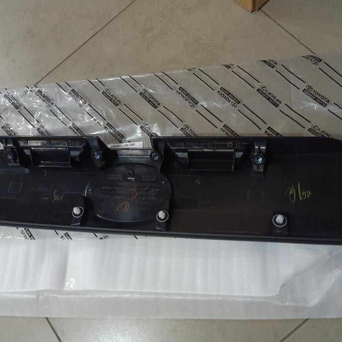 trunklid/list trunklid pintu bagasi belakang innova reborn original