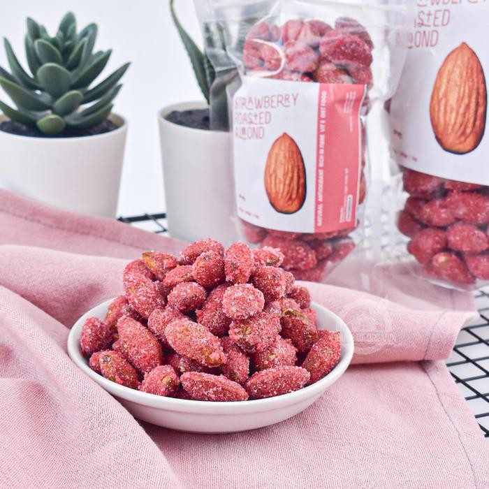 

Simply Strawberry Roasted Almond ( Kacang Almond Panggang Stroberi ) 250Gr