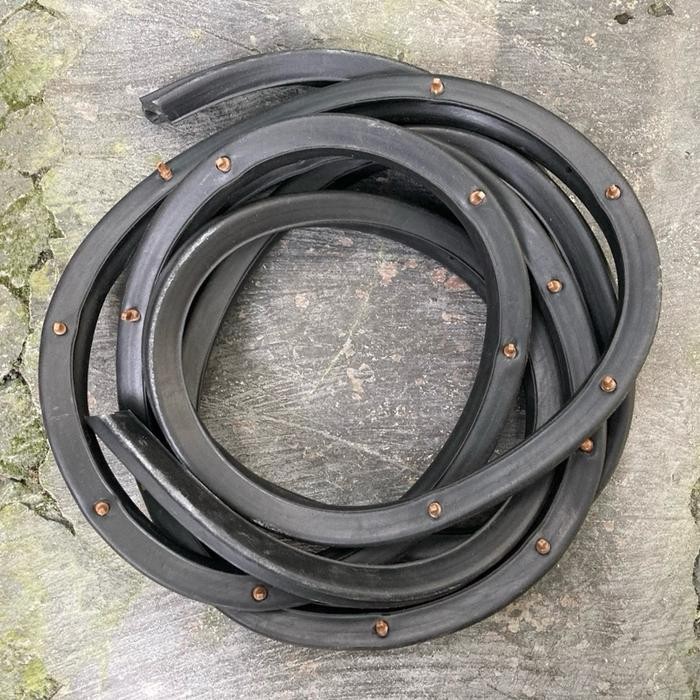 Karet Pintu Depan Kiri Truk Nissan Ud Ck-12 Ck12 Irc