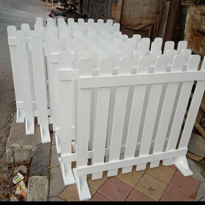 PAGAR SEKAT RUANGAN HALAMAN BAHAN KAYU JATI BELANDA