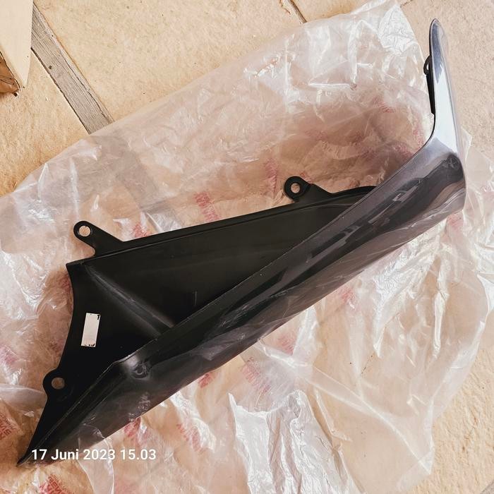 Shield Leg Luar F1 Hitam Kanan. 3Xa-F8312--00