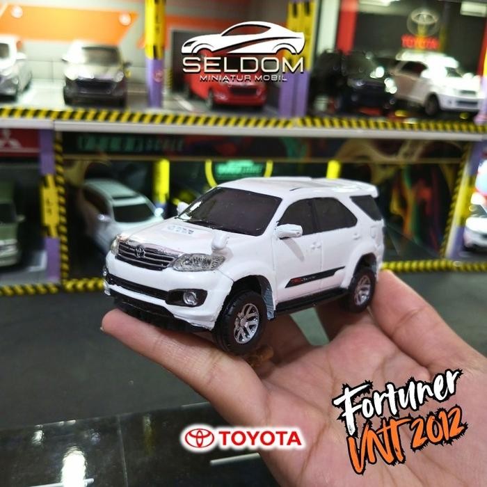 Diecast/Replika/Miniatur Toyota Fortuner VNT 2012 Hand Made Skala 1:43. Ready Stock