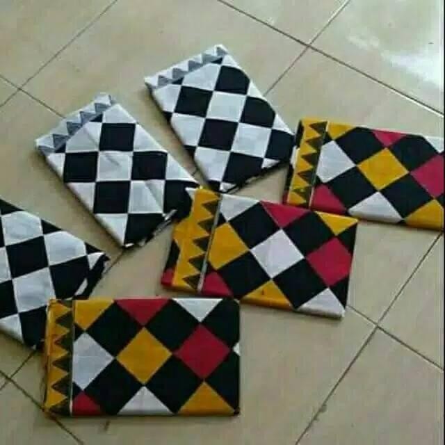 

JARIK BALI - JARIK POLENG BALI -KAIN BALI MOTIF KOTAK