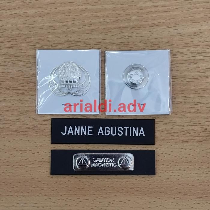

satu set nametag grafir hitam doff dan pin korpri bolong silver magnet