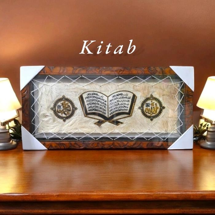 

KALIGRAFI KULIT KAMBING MOTIF KITAB (60cmx30cm)