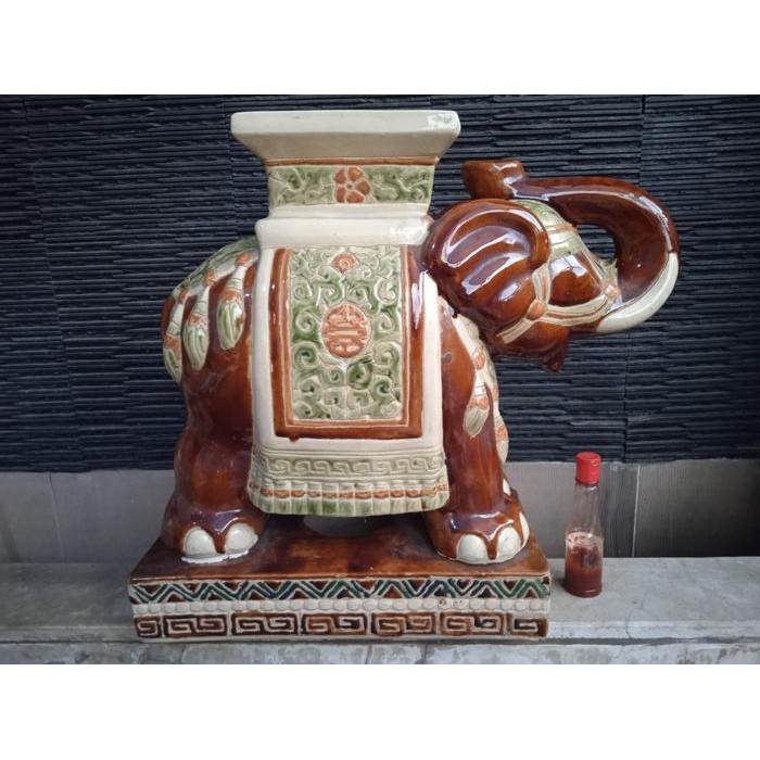 Patung hiasan keramik gajah