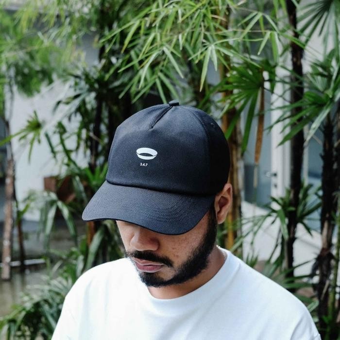 UNKL347 Topi Five Panel Warna Hitam Detail Simpel BOLW *
